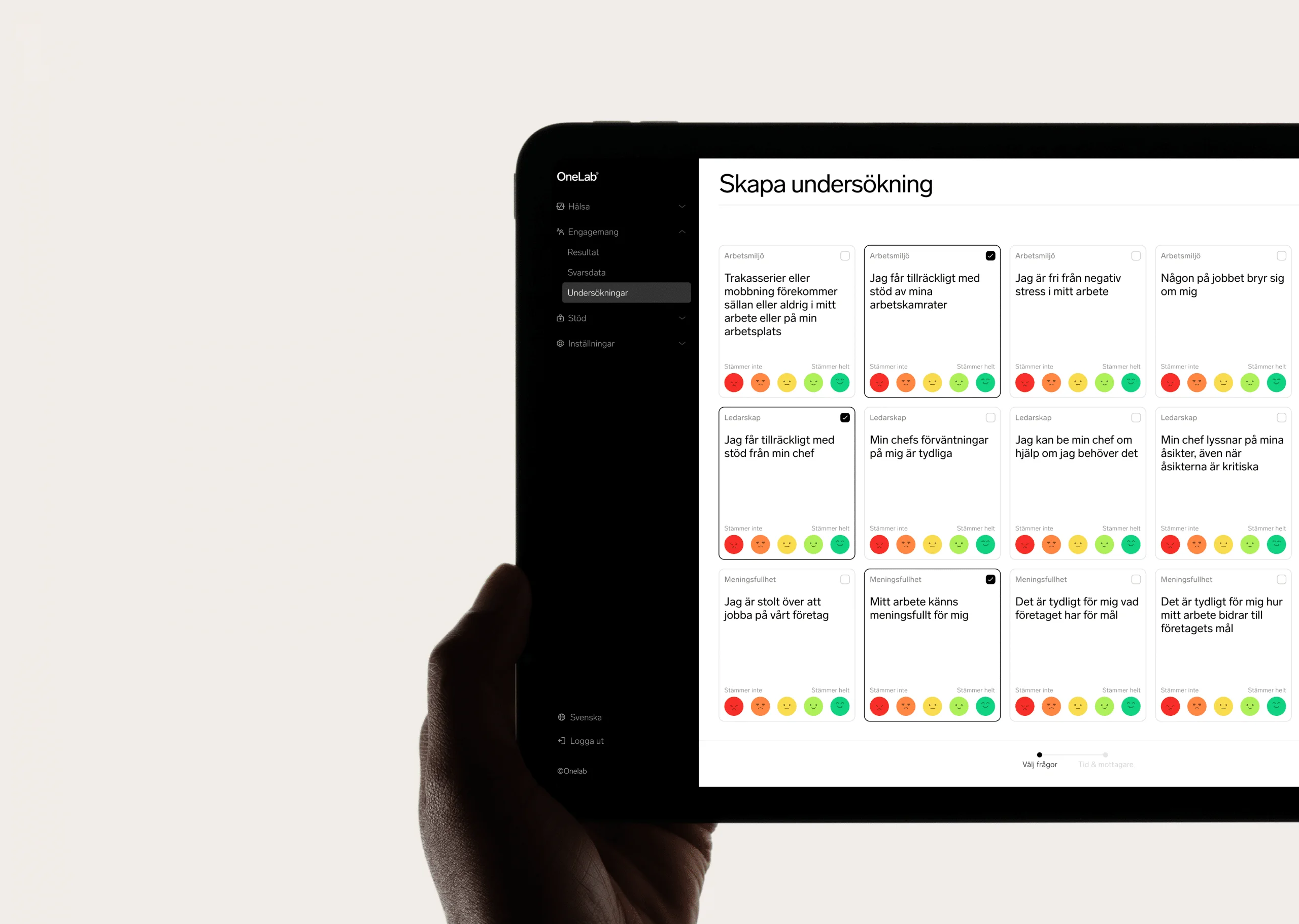 OneLabs plattform för medarbetarundersökningar visad på surfplatta med frågor och svarsskalor
