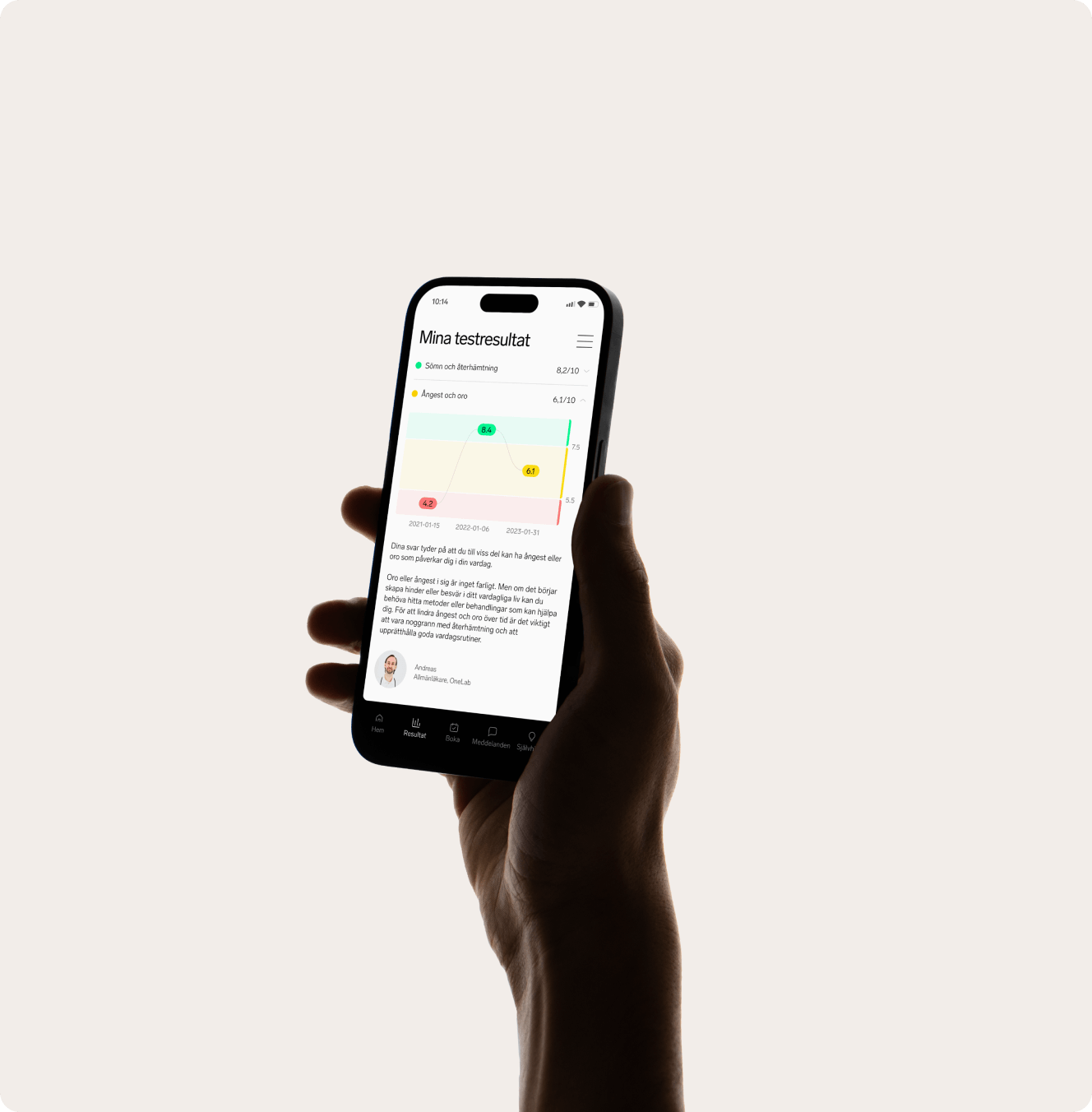 En hand håller en smartphone som visar testresultat från en digital hälsoundersökning