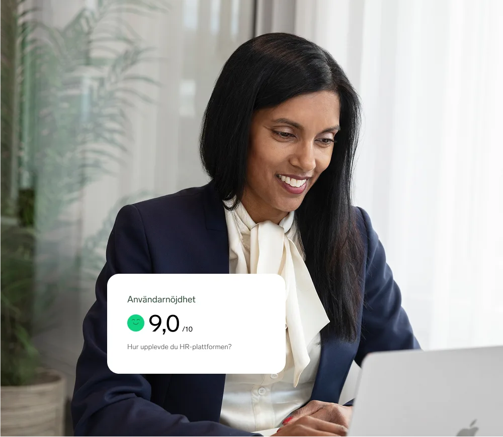 Leende HR-chef vid laptop tar del av datadrivet underlag från företagshälsa i Västerås