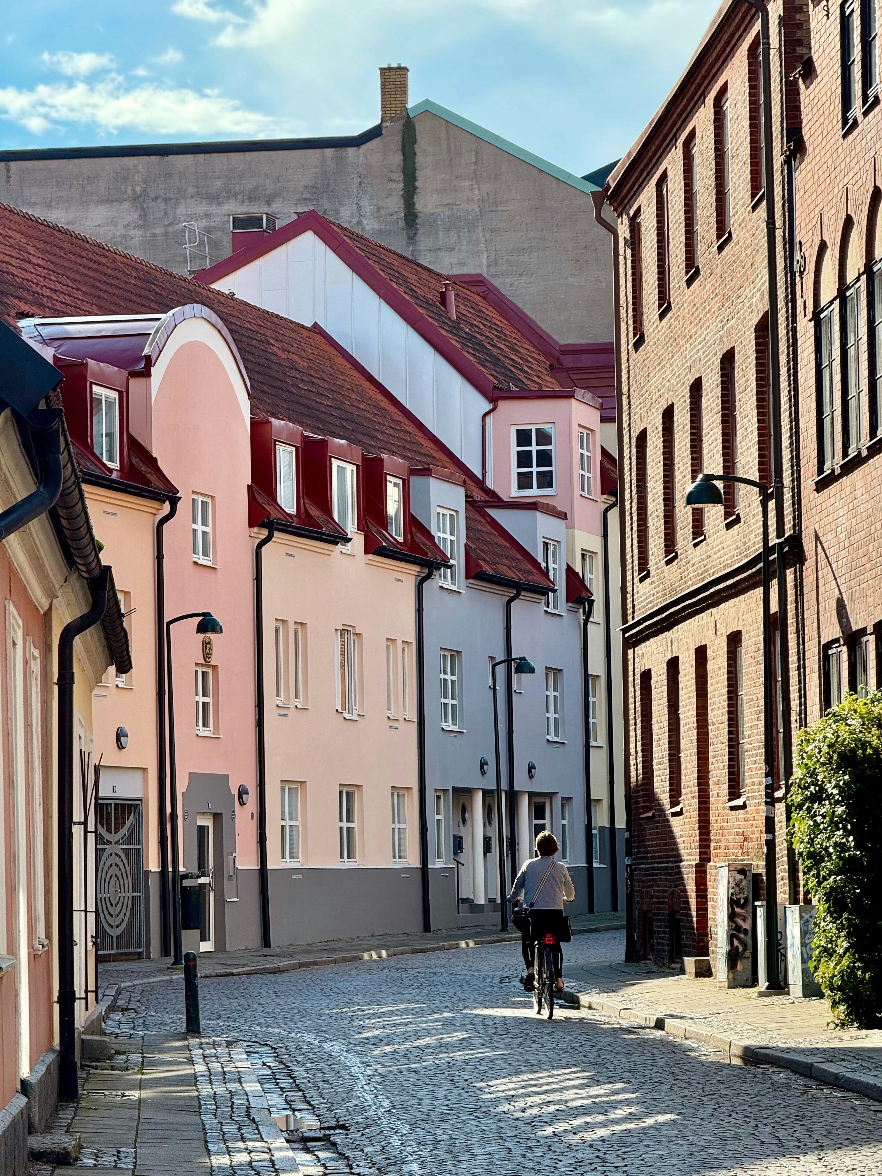 Solig gata med pastellfärgade hus i centrala Borås där OneLab erbjuder hälsoundersökningar för företag