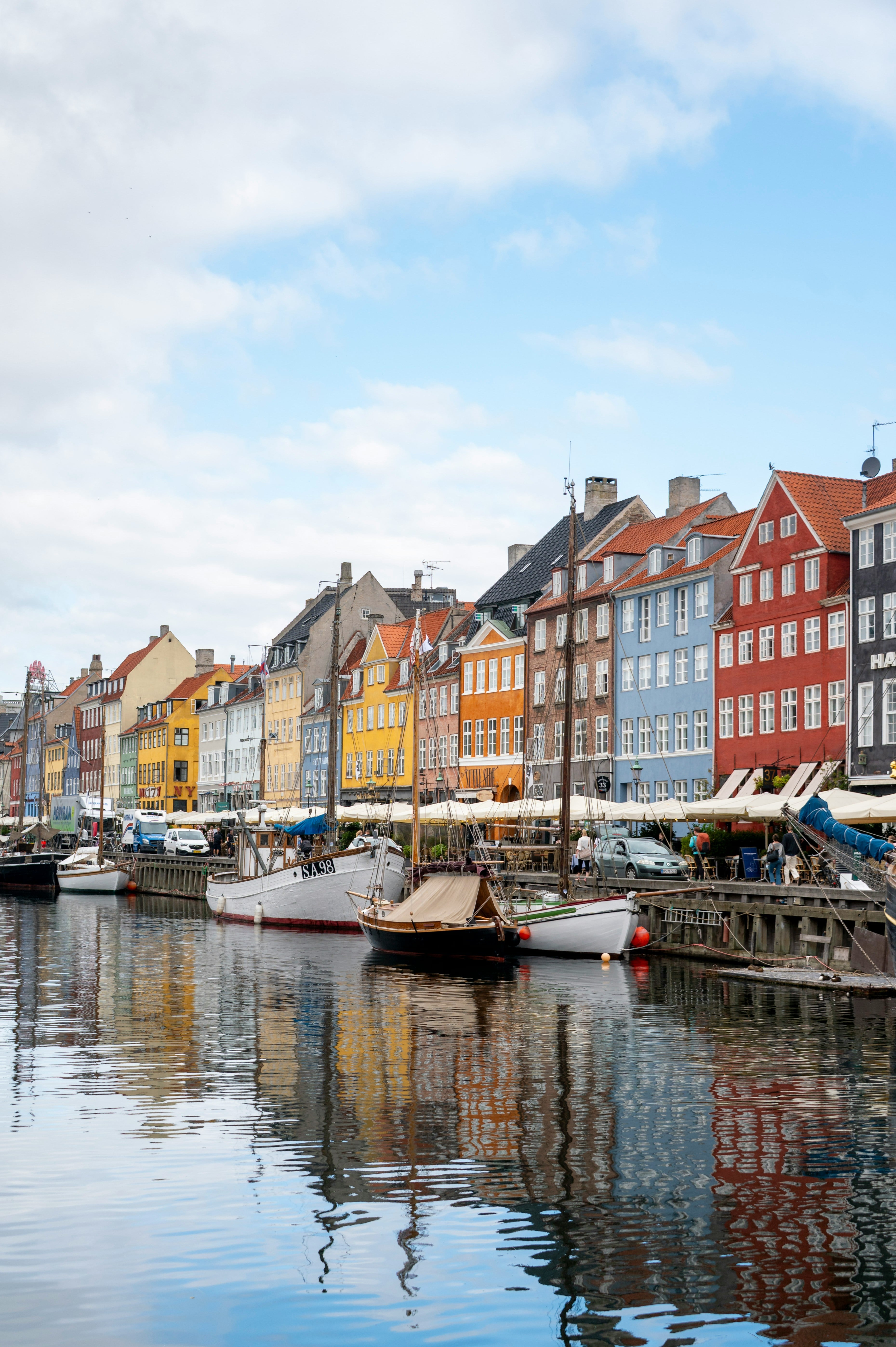 Färgglada hus vid Nyhavn i Köpenhamn, där OneLab erbjuder hälsoundersökningar för företag i Danmark