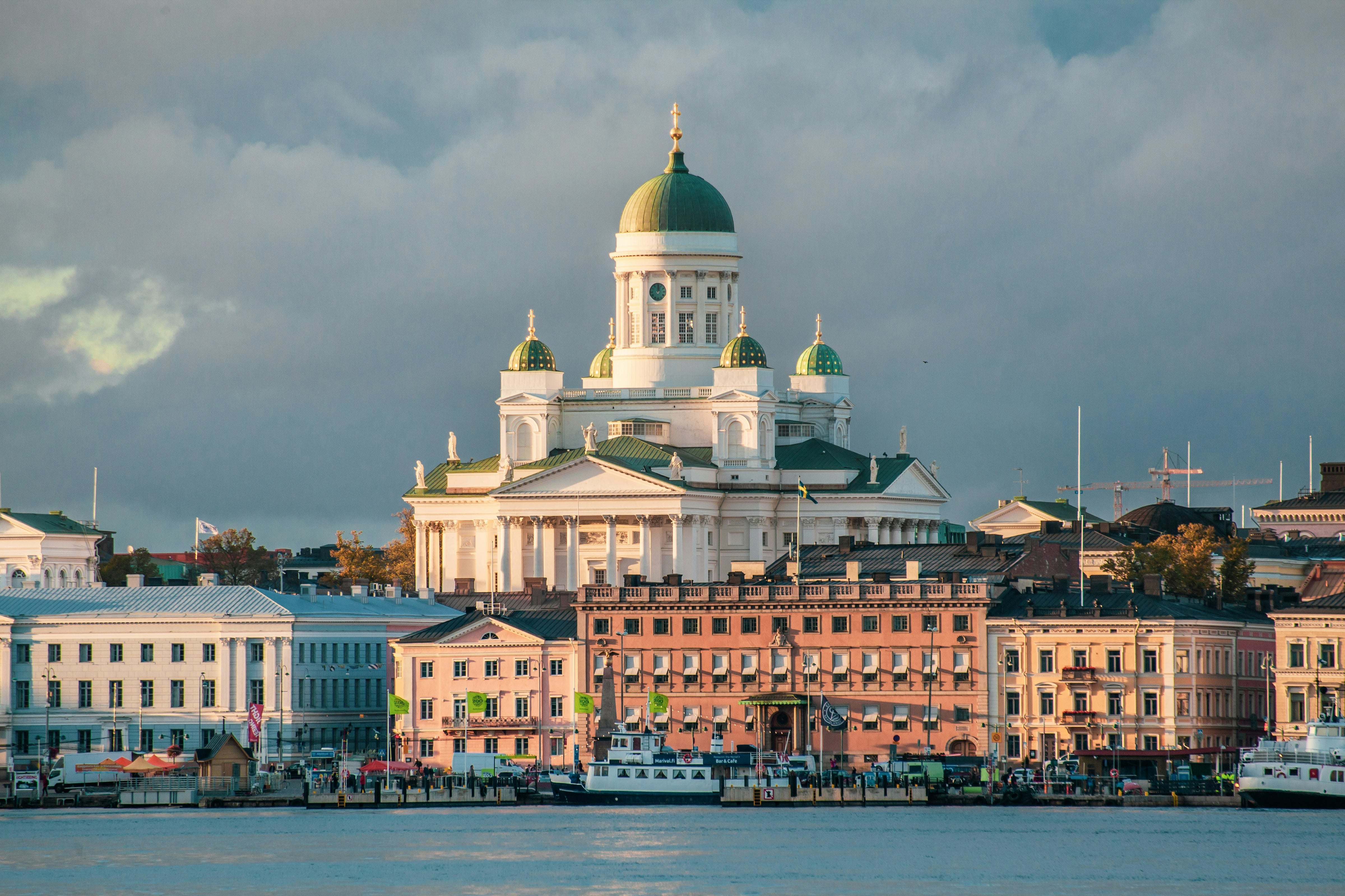 Helsingfors hamn och domkyrka, där OneLab erbjuder hälsoundersökningar för företag i Finland