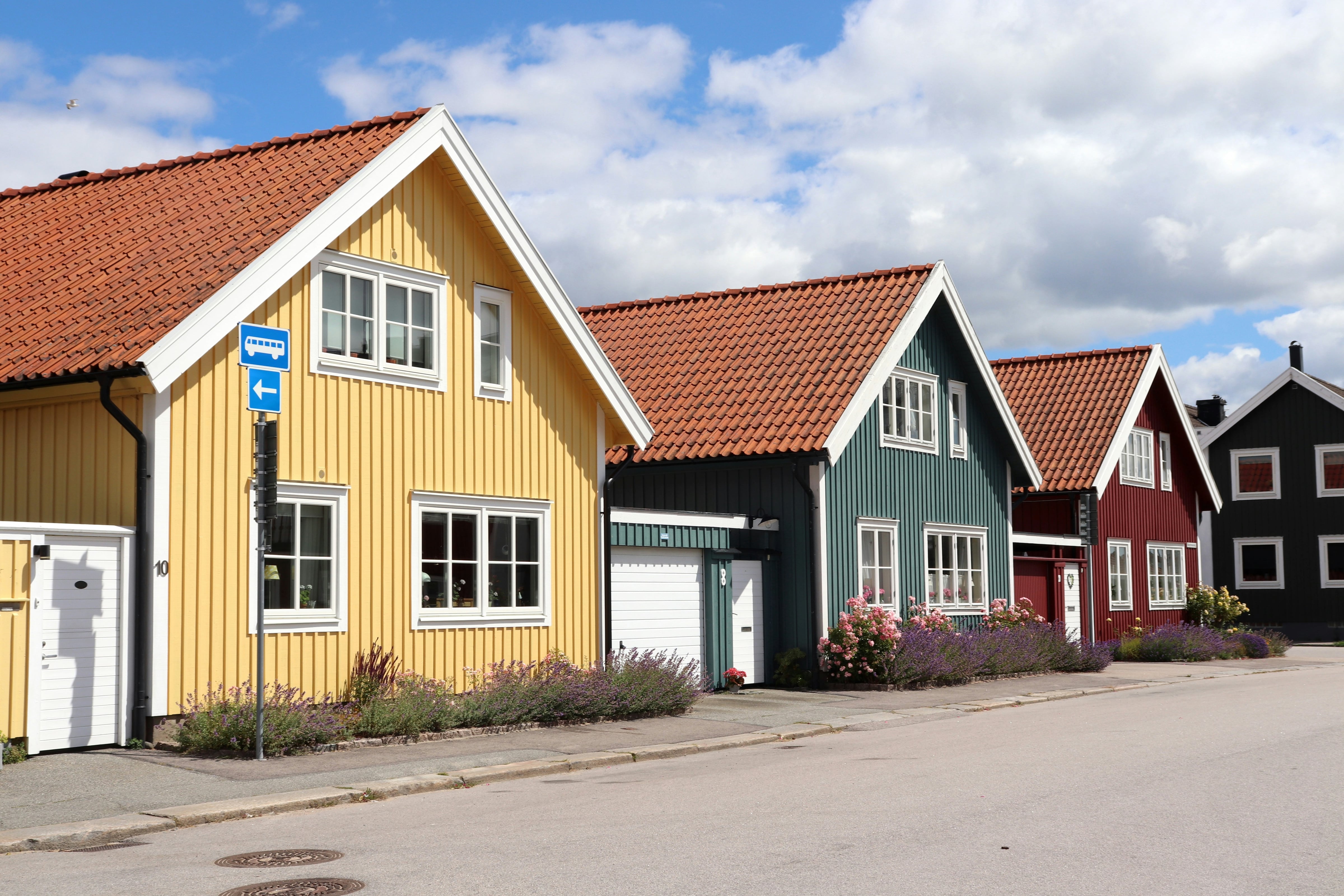 Historisk tegelbyggnad och höstträd i centrala Gävle där OneLab erbjuder hälsoundersökningar för företag