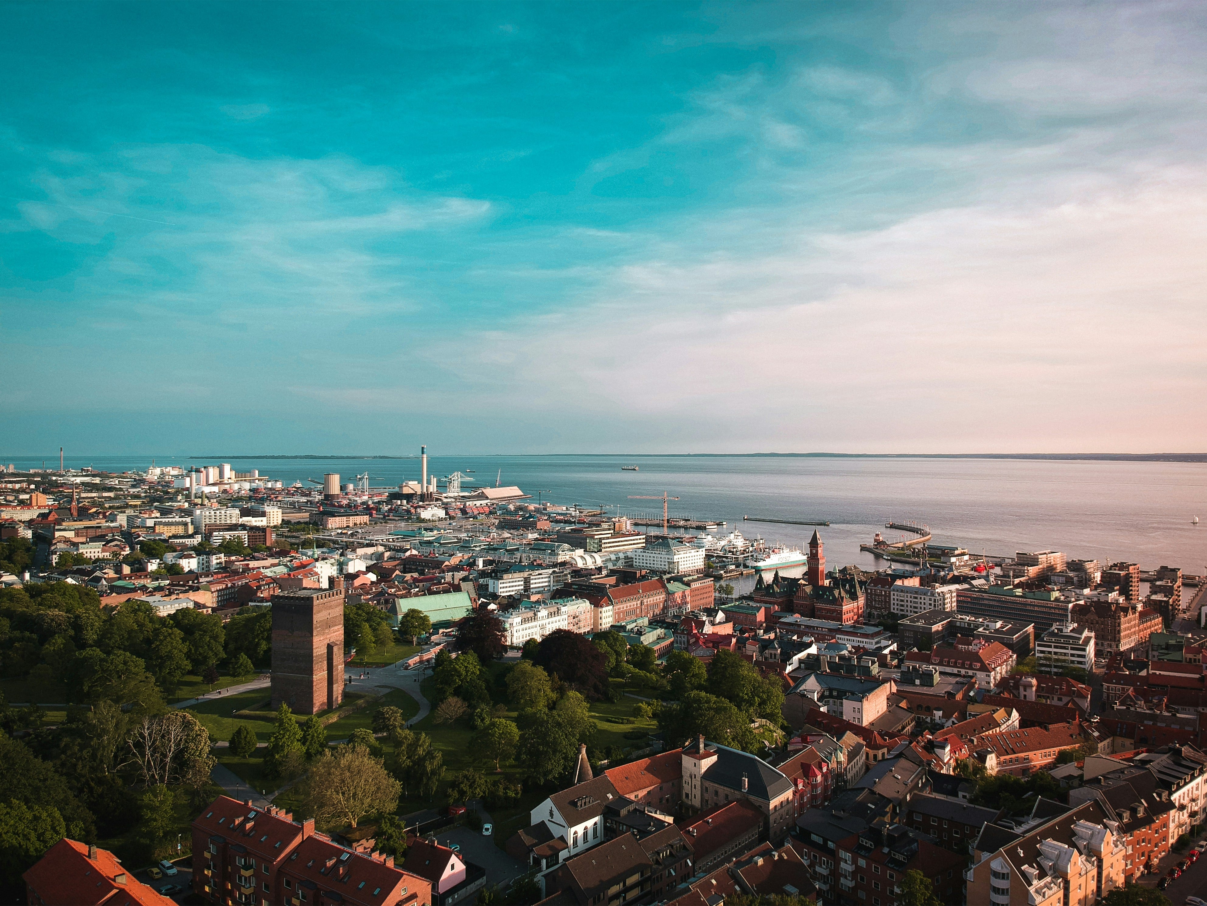 Flygvy över Helsingborg med hamnen och Öresund, där OneLab erbjuder hälsoundersökningar för företag