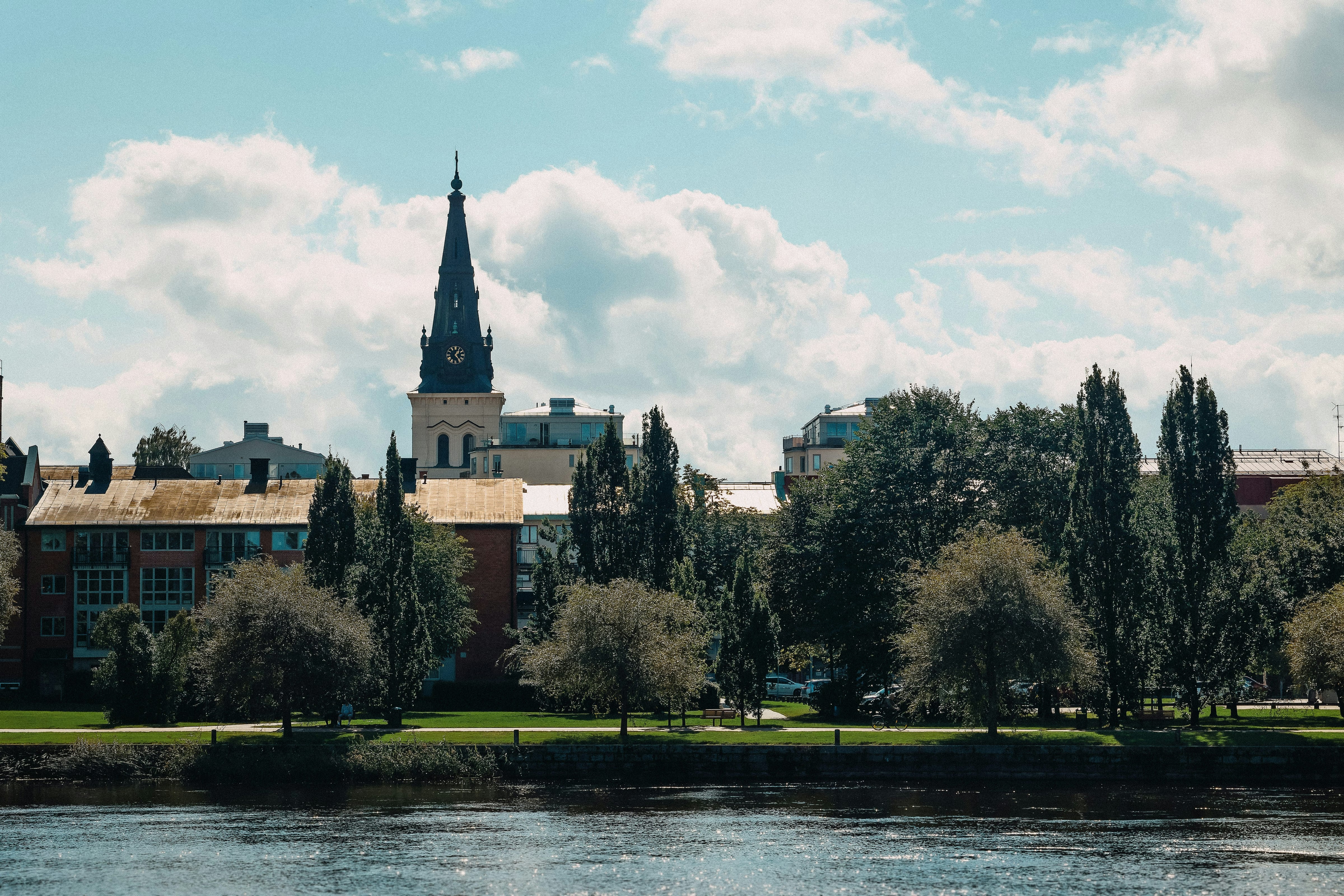 Vy över Klarälven med kyrkan i centrala Karlstad, där OneLab erbjuder hälsoundersökningar för företag