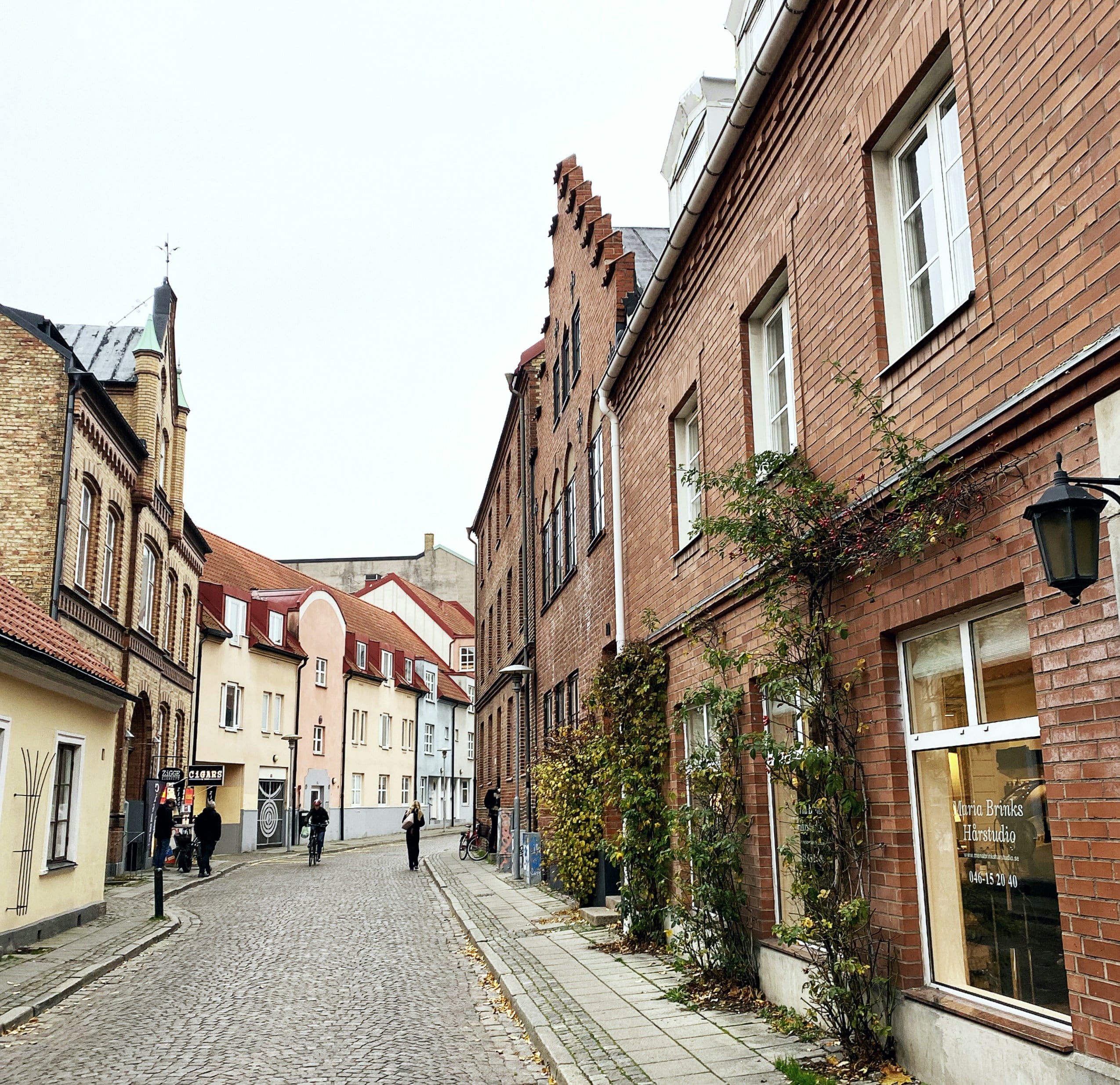 Kullerstensgata med tegelhus i centrala Lund, dit OneLab erbjuder hälsoundersökningar för företag