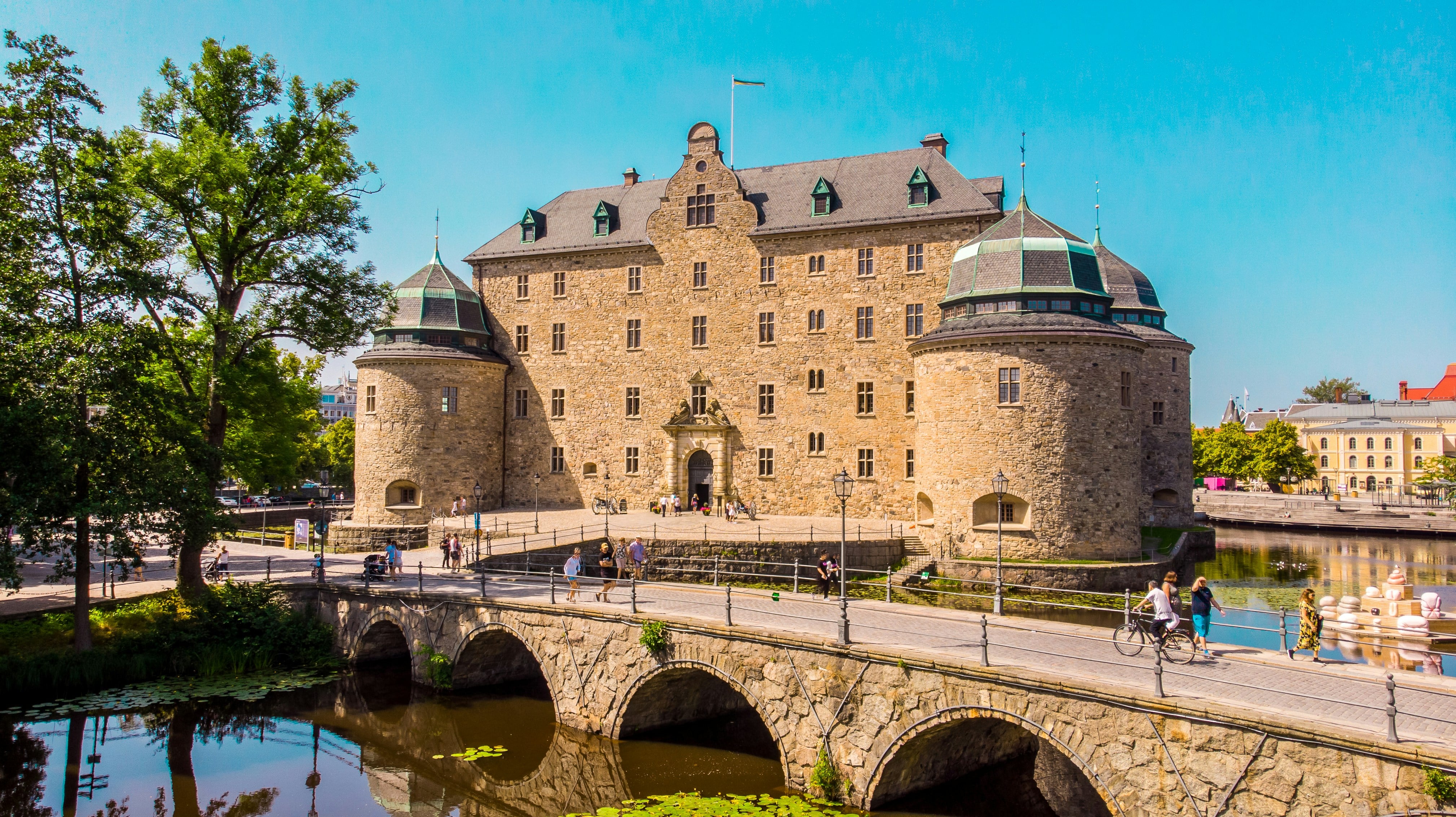 Örebro slott vid Svartån, staden där OneLab erbjuder hälsoundersökningar för företag