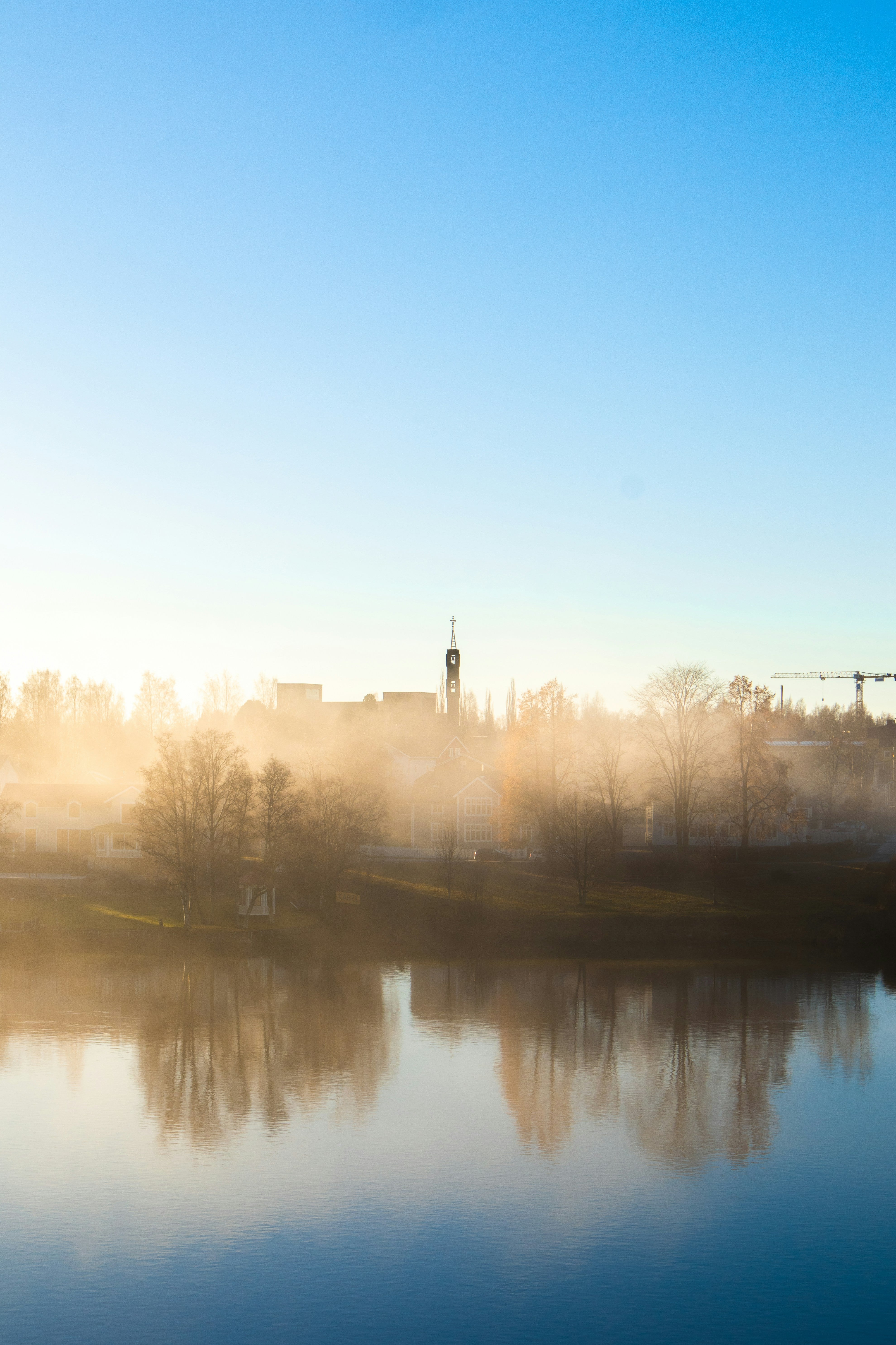 Domkyrkans torn i Umeå mot blå himmel, staden där OneLab erbjuder hälsoundersökningar för företag