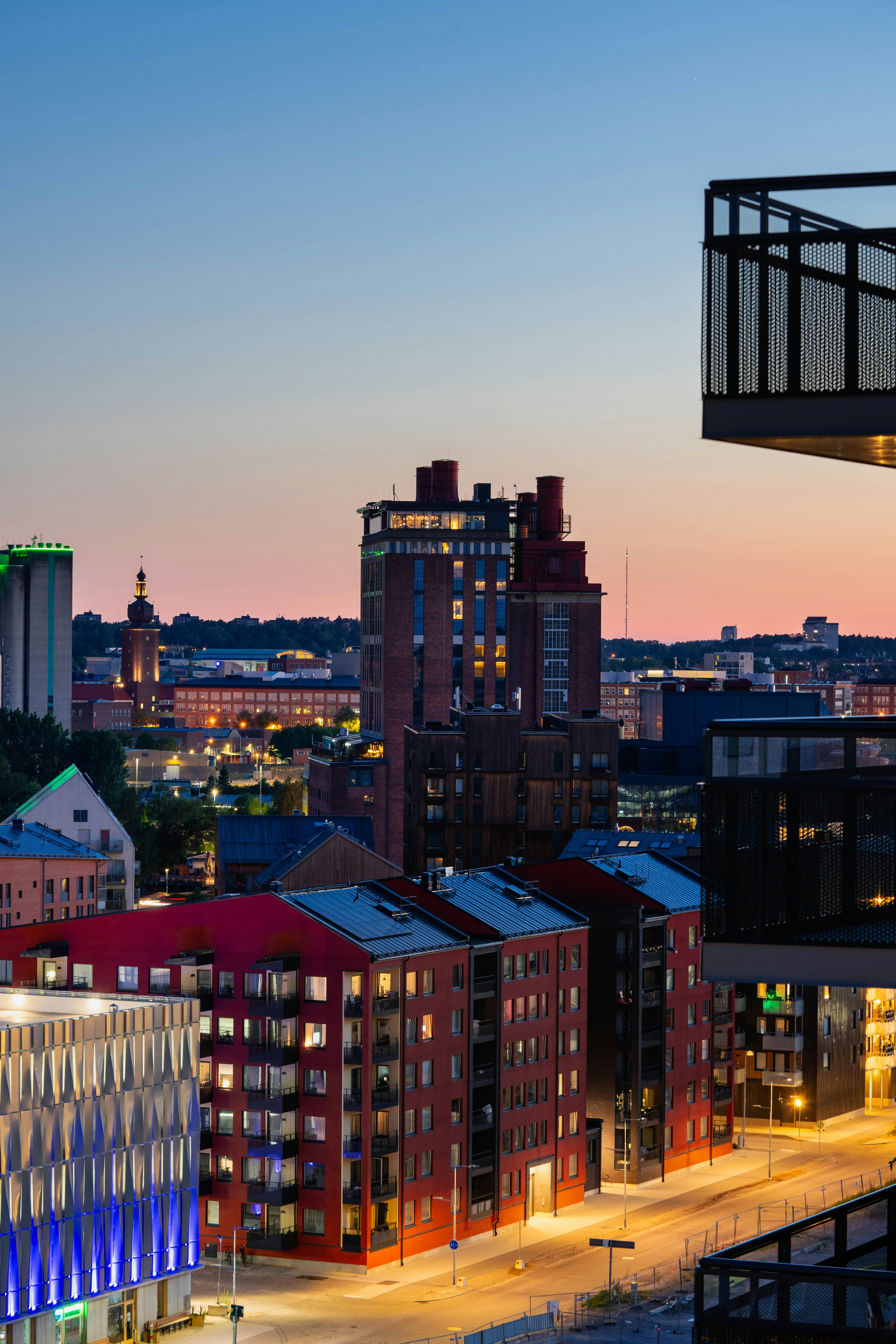 Västerås stadssiluett i kvällsljus där OneLab erbjuder hälsoundersökningar för företag i regionen