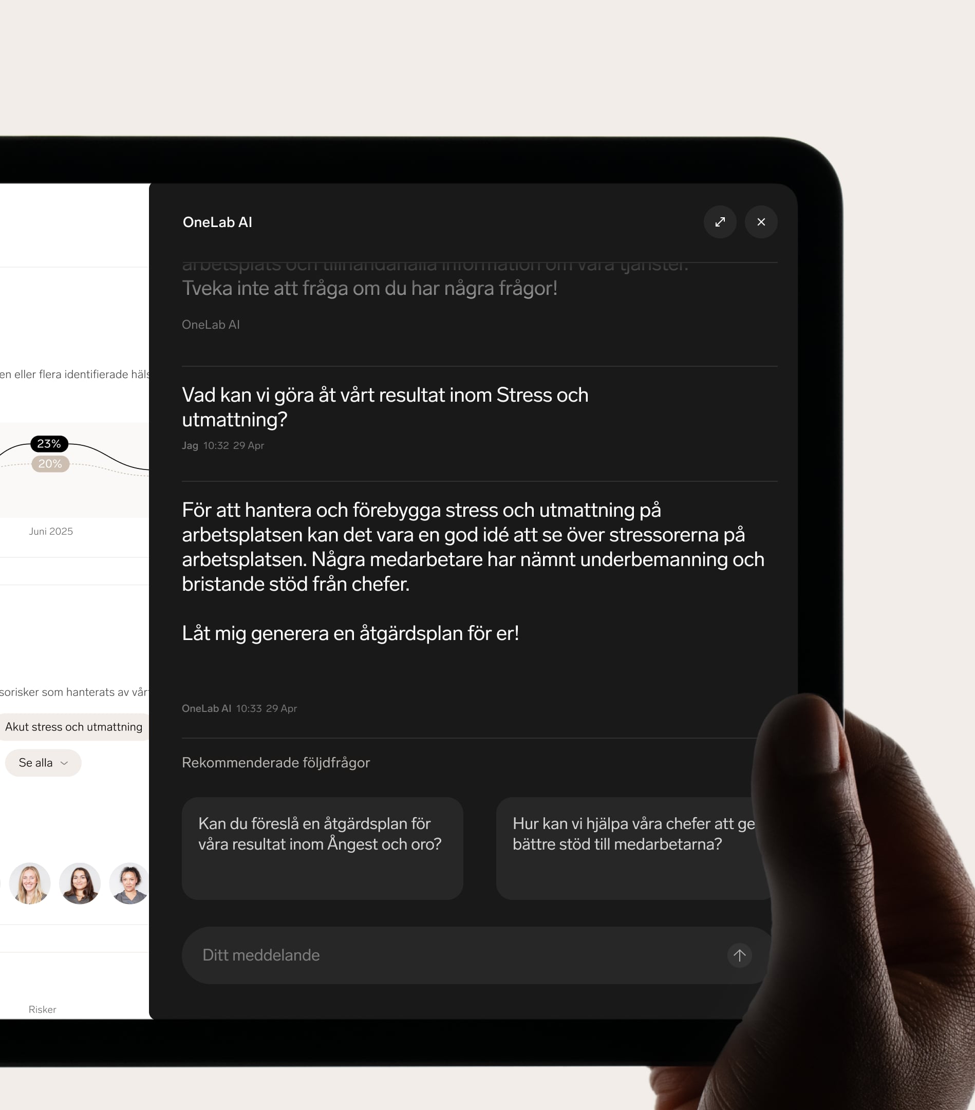 Händer håller en surfplatta med OneLab AI-assistenten som ger rekommendationer kring stress och utmattning